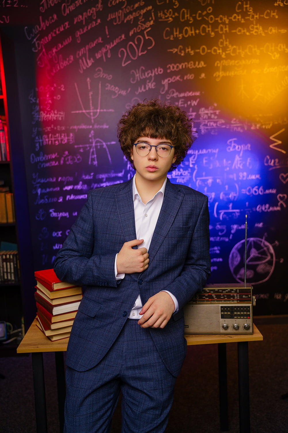 Фотосессия для выпускного альбома 9 класса в студии с цветными фильтрами. СИГМА | Студия выпускных альбомов Красноярск