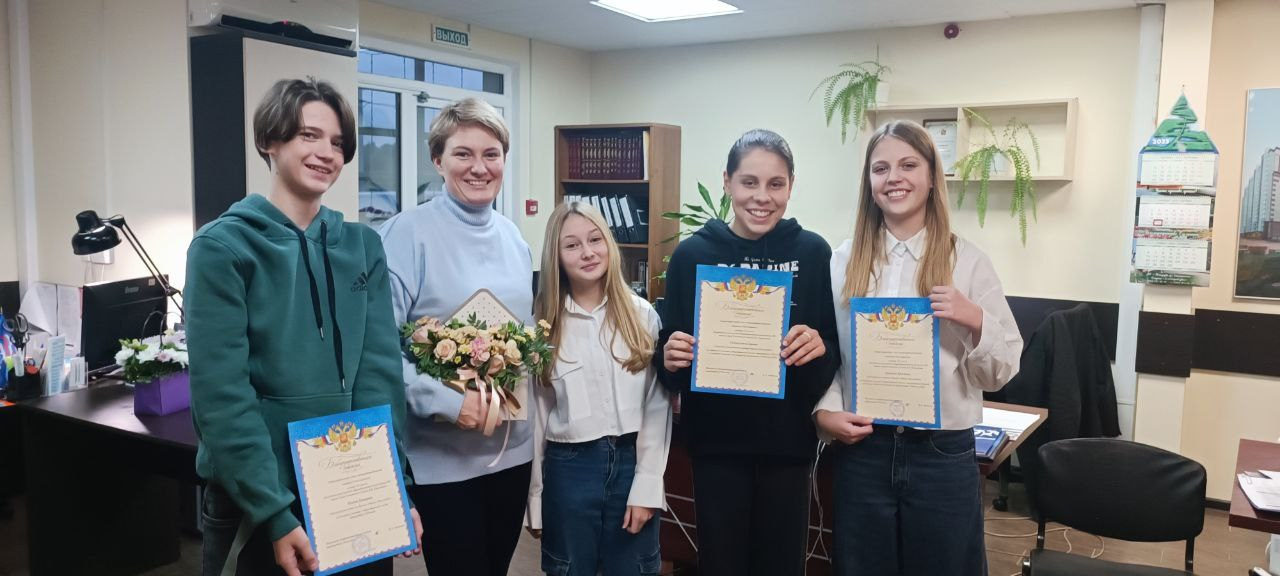 Волонтёры Женсовета Южный получают грамоты от депутата Борисовой Натальи Михайловны.