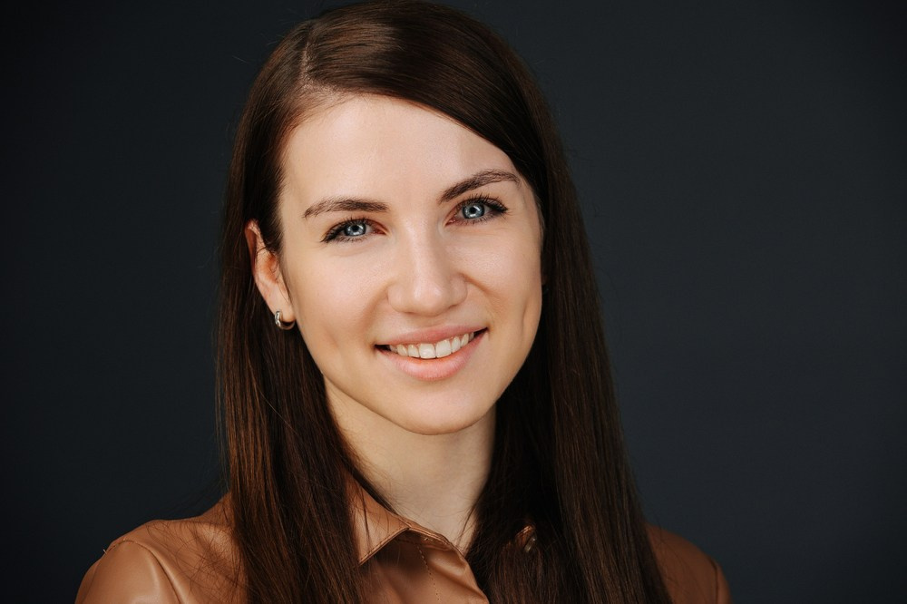 фотосессия для сотрудника на темном фоне