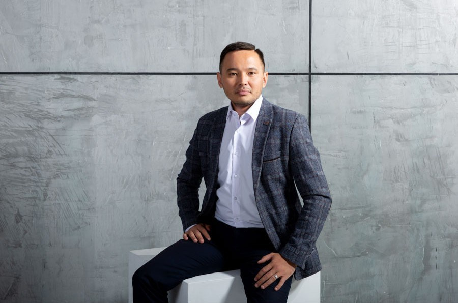 Деловой (бизнес) портрет. Фотостудия Алматы. Фотосъемка Алматы. Фотосессия Алматы. Фотокурсы. Обучение фотографии. Аренда студии