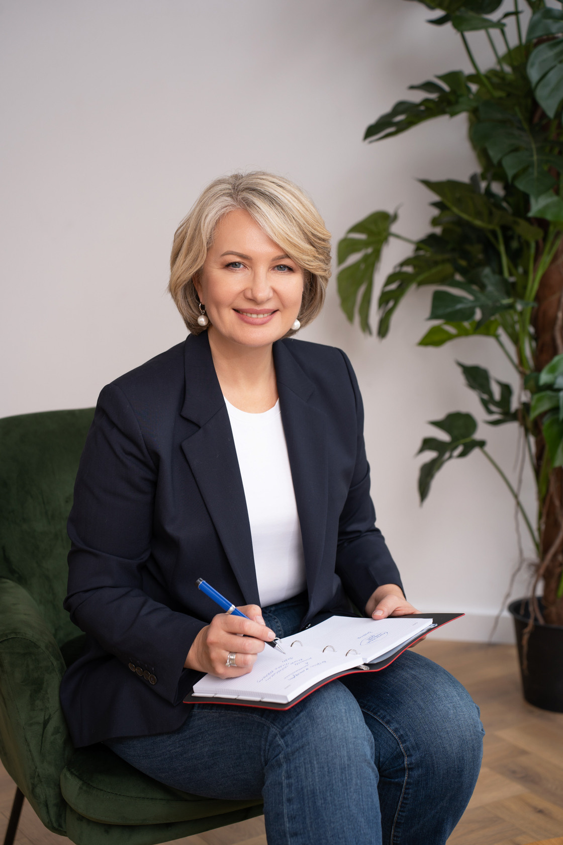 деловой портрет женщины в студии