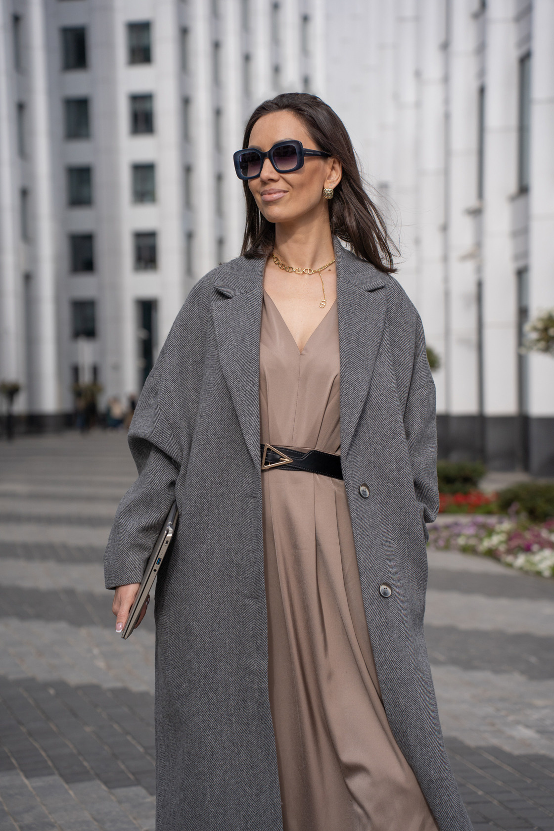 деловой портрет женщины на улице