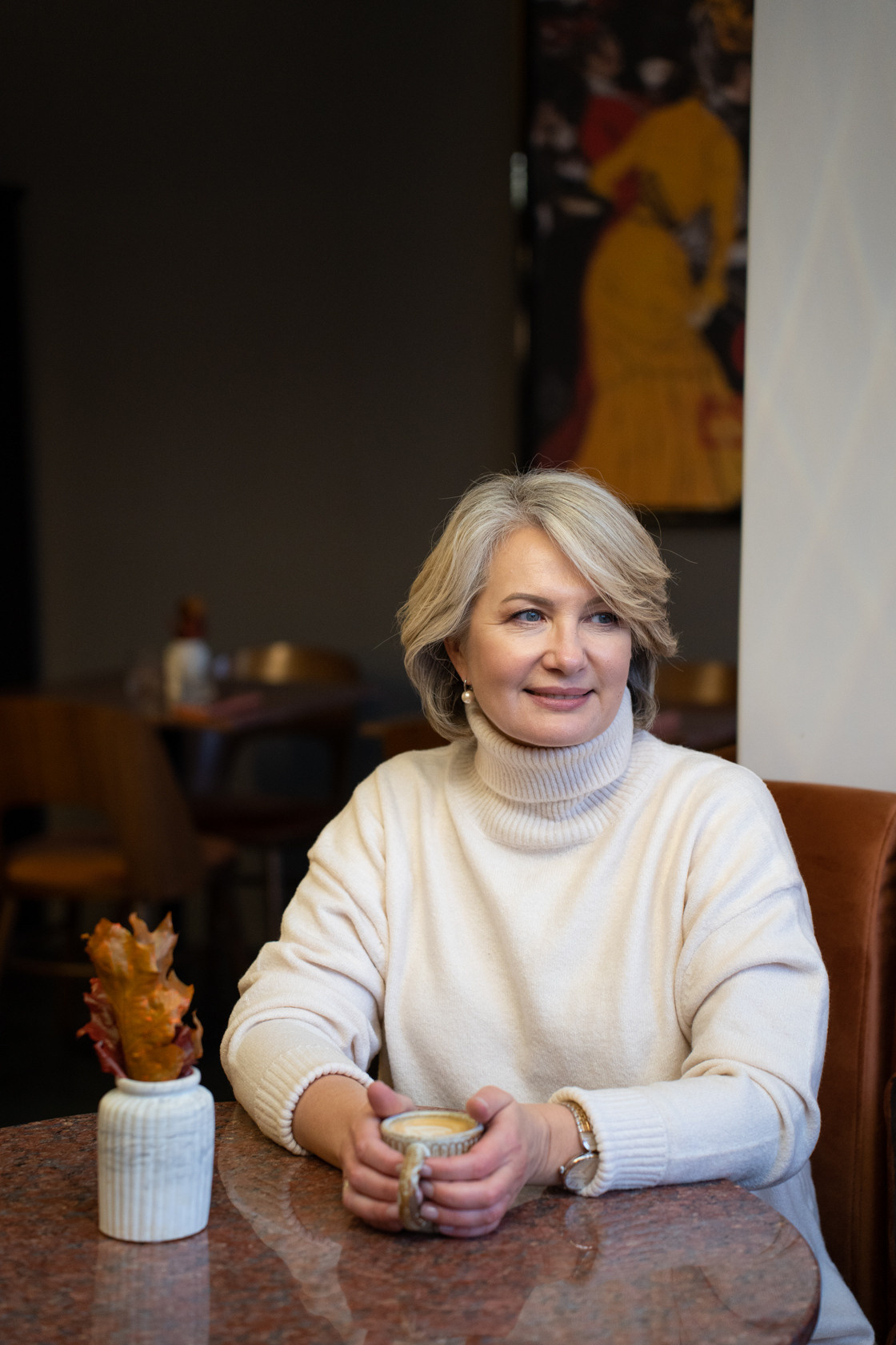 женский портрет в кафе