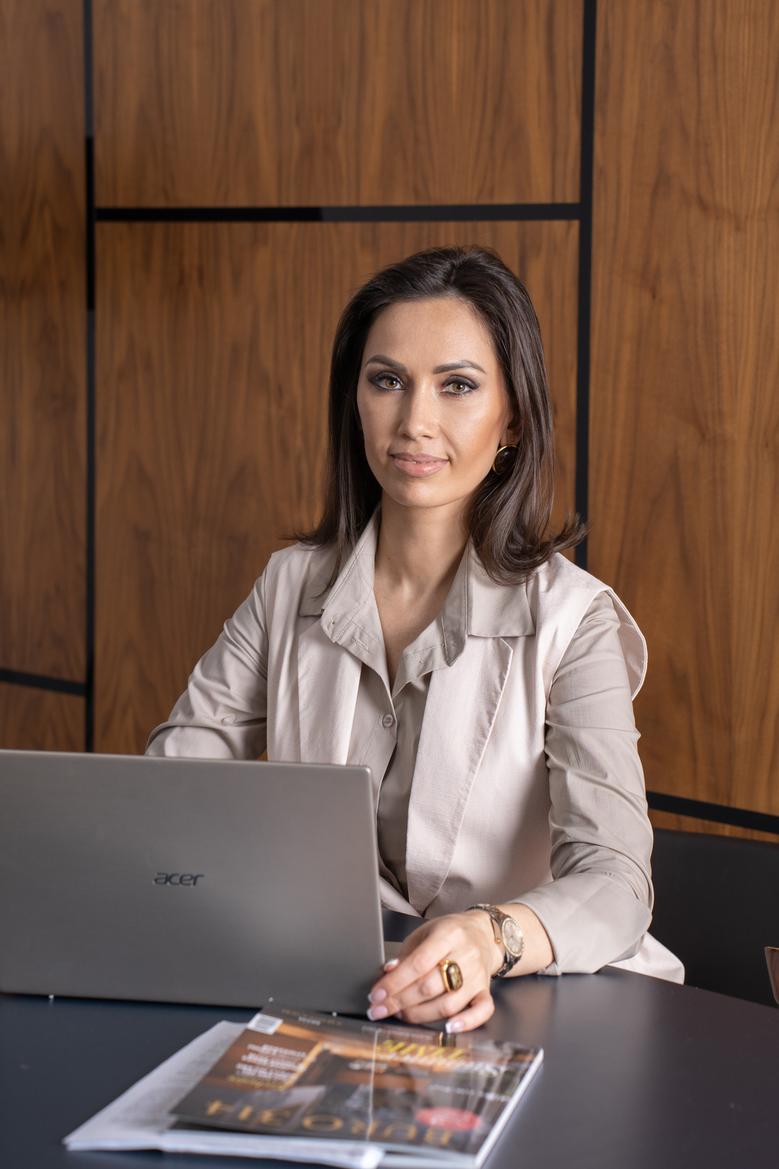 деловой портрет женщины за рабочим столом