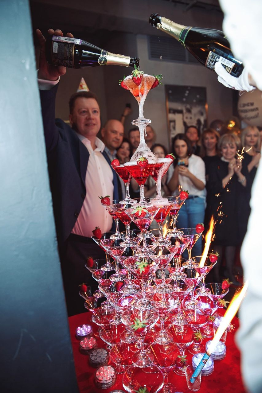 Ведущий + диджей + 1 из 8 моих услуг в подарок!