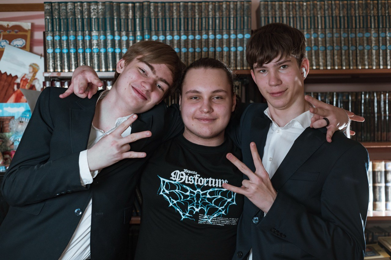 Выпускной альбом для класса — фотосессия в школе, пожелания и видео в Москве. MILATE — выпускные альбомы, фотосессии и видео в Москве