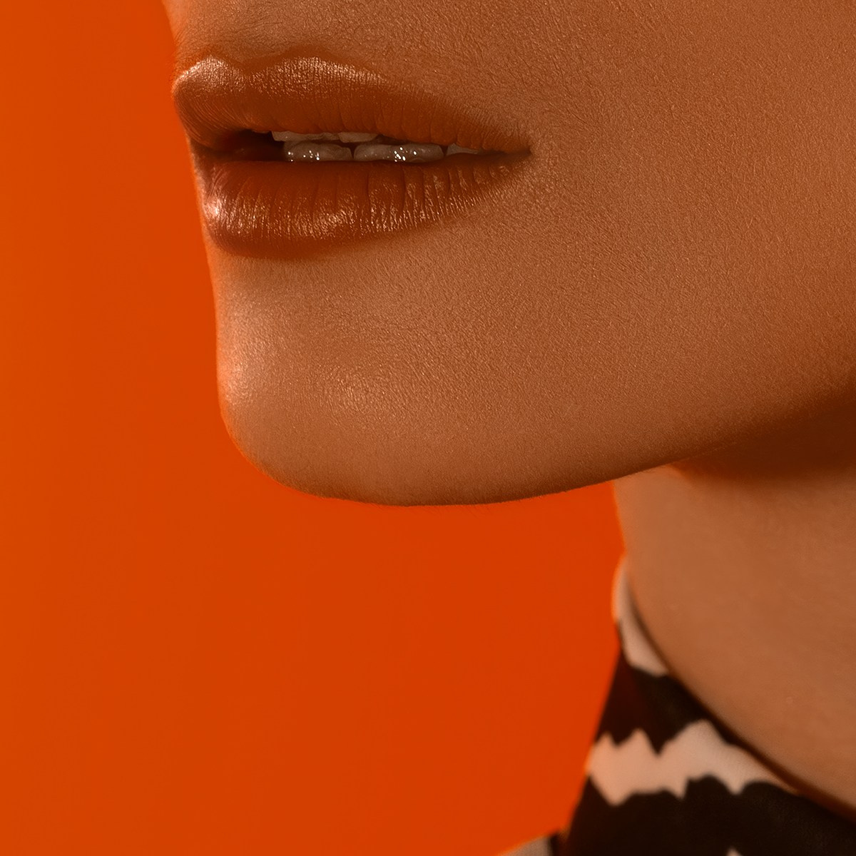Крупный кадр губ на оранжевом фоне, женские губы на оранжевом фоне