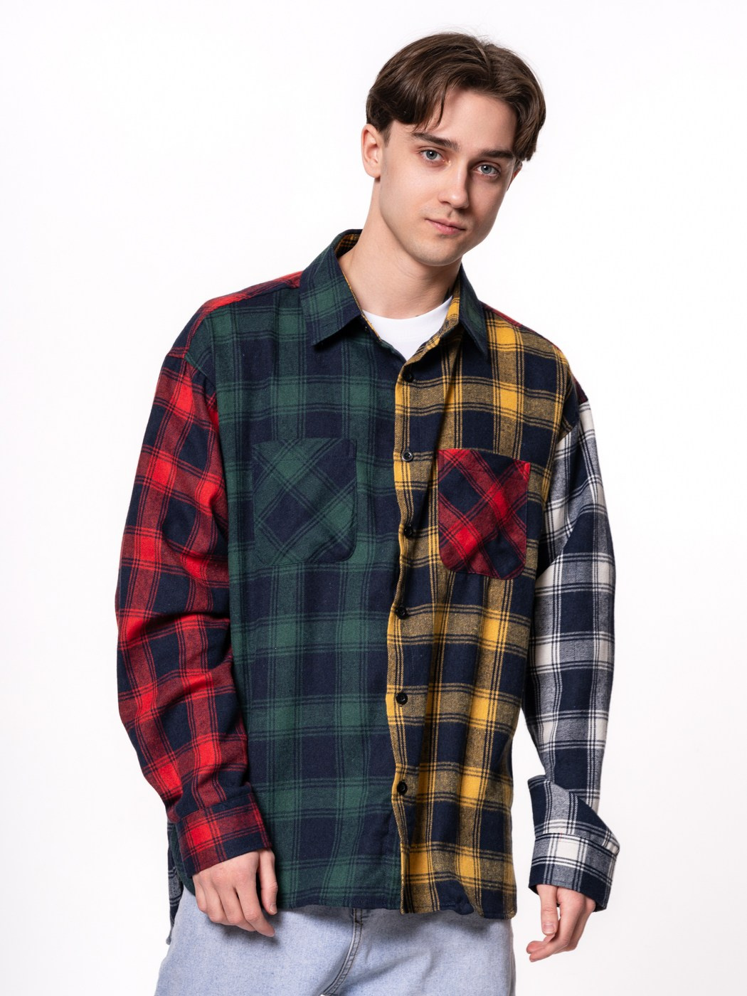 съемка рубашки на молодом человеке