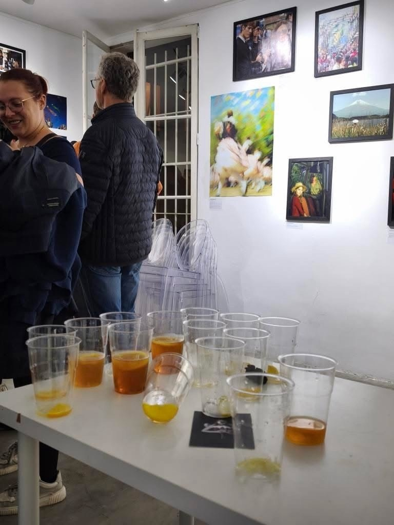 Выставка в Париже с работой «Отец и дочь вне времени». Фотографии Лены Соколовой