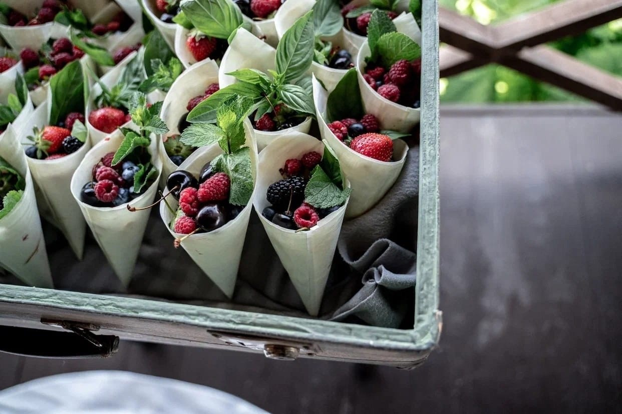 Ягодный чемоданчик. Кейтеринг Royal Catering | По Москве и Московской области организуем р