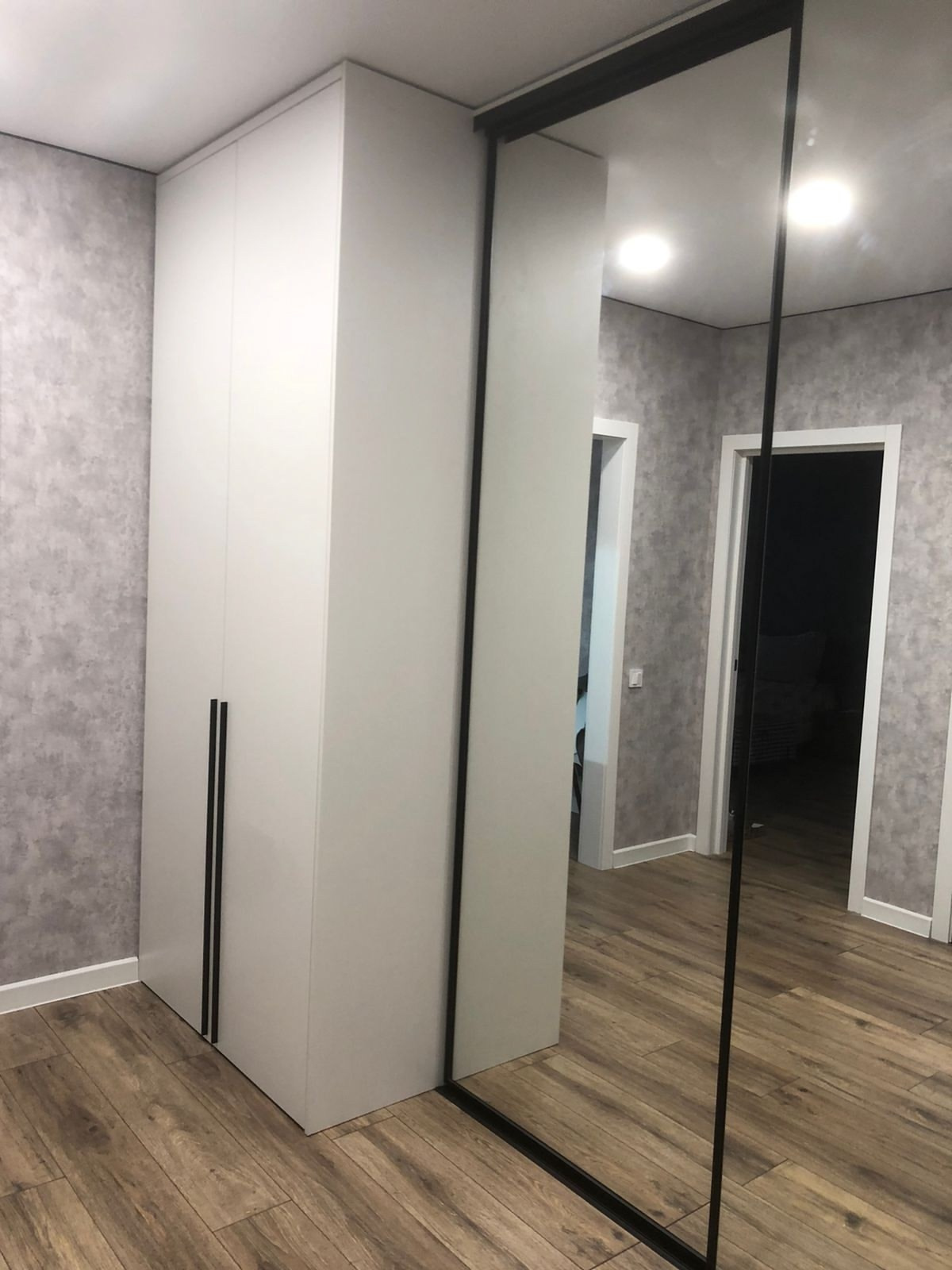 Шкаф с зеркалом для хранения в прихожую