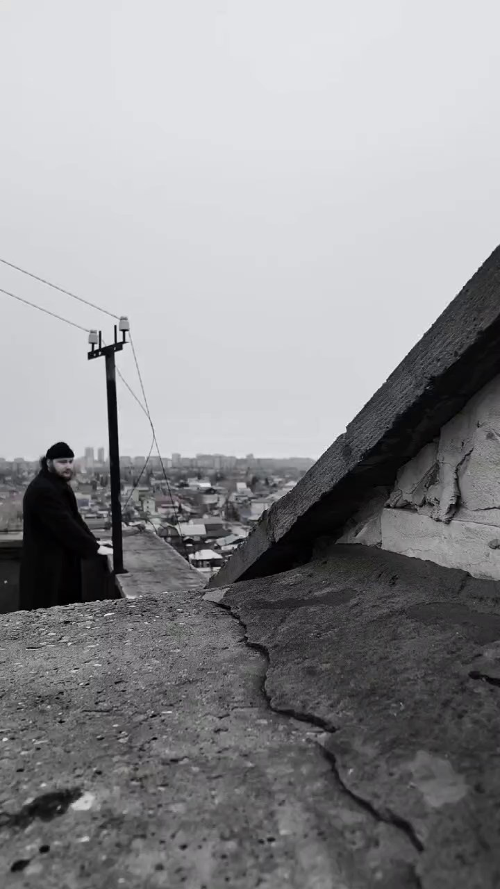 Мужской портрет на крыше в Тюмени Дарья Мустафина. Портретный фотограф Тюмень Дарья Мустафина