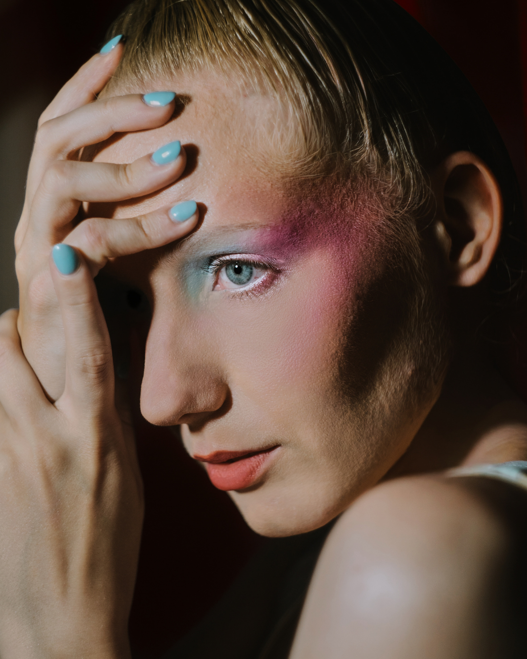 КАК ИЗ-ЗА ОДНОГО РЕФЕРЕНСА С МАКИЯЖЕМ Я СШИЛА ЮБКУ И ПЕРЕСОБРАЛА СВОЕ ФОТОАТЕЛЬЕ ДЛЯ СЪЕМКИ. НУАРНЫЙ ФОТОГРАФ В САНКТ-ПЕТЕРБУРГЕ МИША РЕПИНА