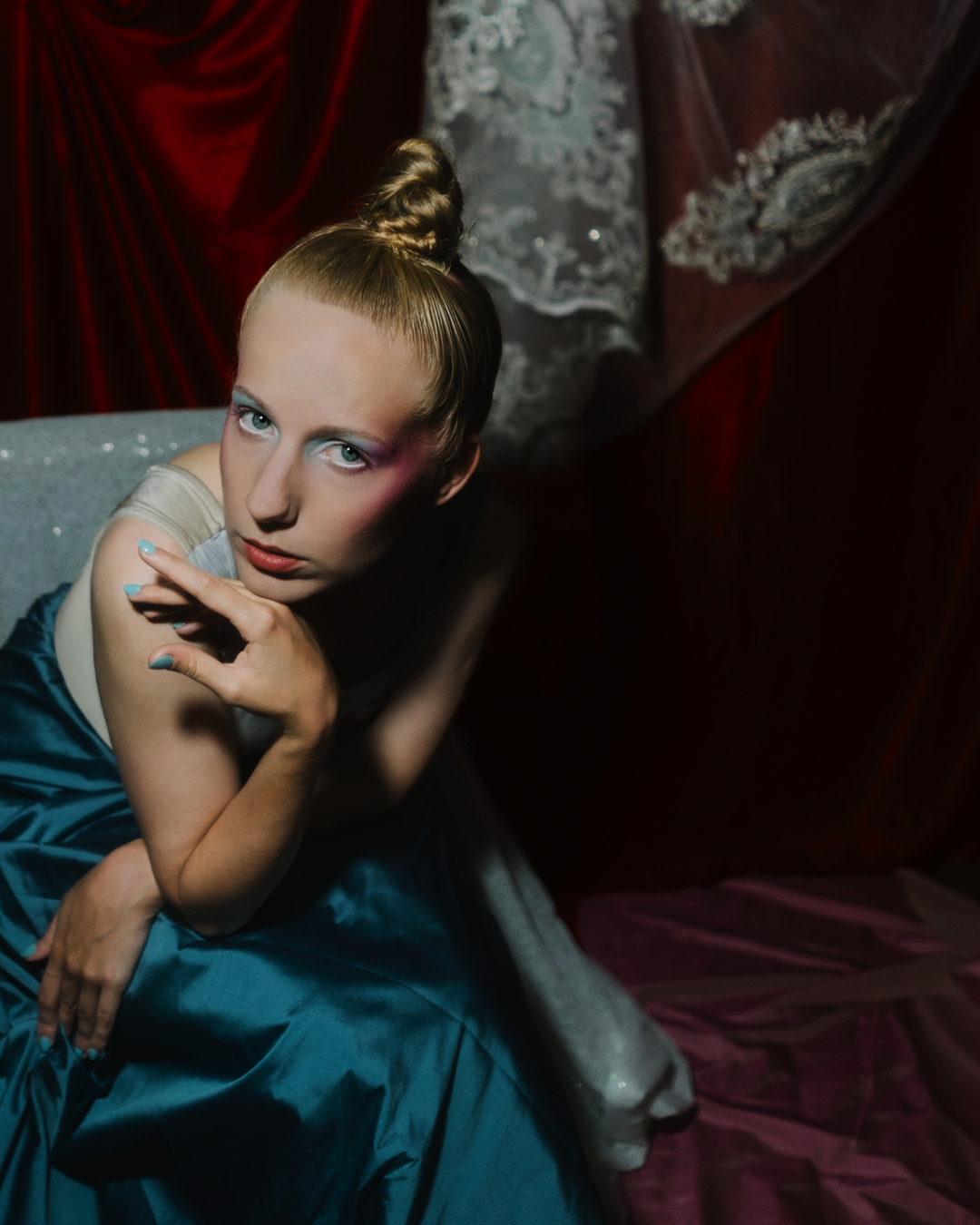 КАК ИЗ-ЗА ОДНОГО РЕФЕРЕНСА С МАКИЯЖЕМ Я СШИЛА ЮБКУ И ПЕРЕСОБРАЛА СВОЕ ФОТОАТЕЛЬЕ ДЛЯ СЪЕМКИ. НУАРНЫЙ ФОТОГРАФ В САНКТ-ПЕТЕРБУРГЕ МИША РЕПИНА