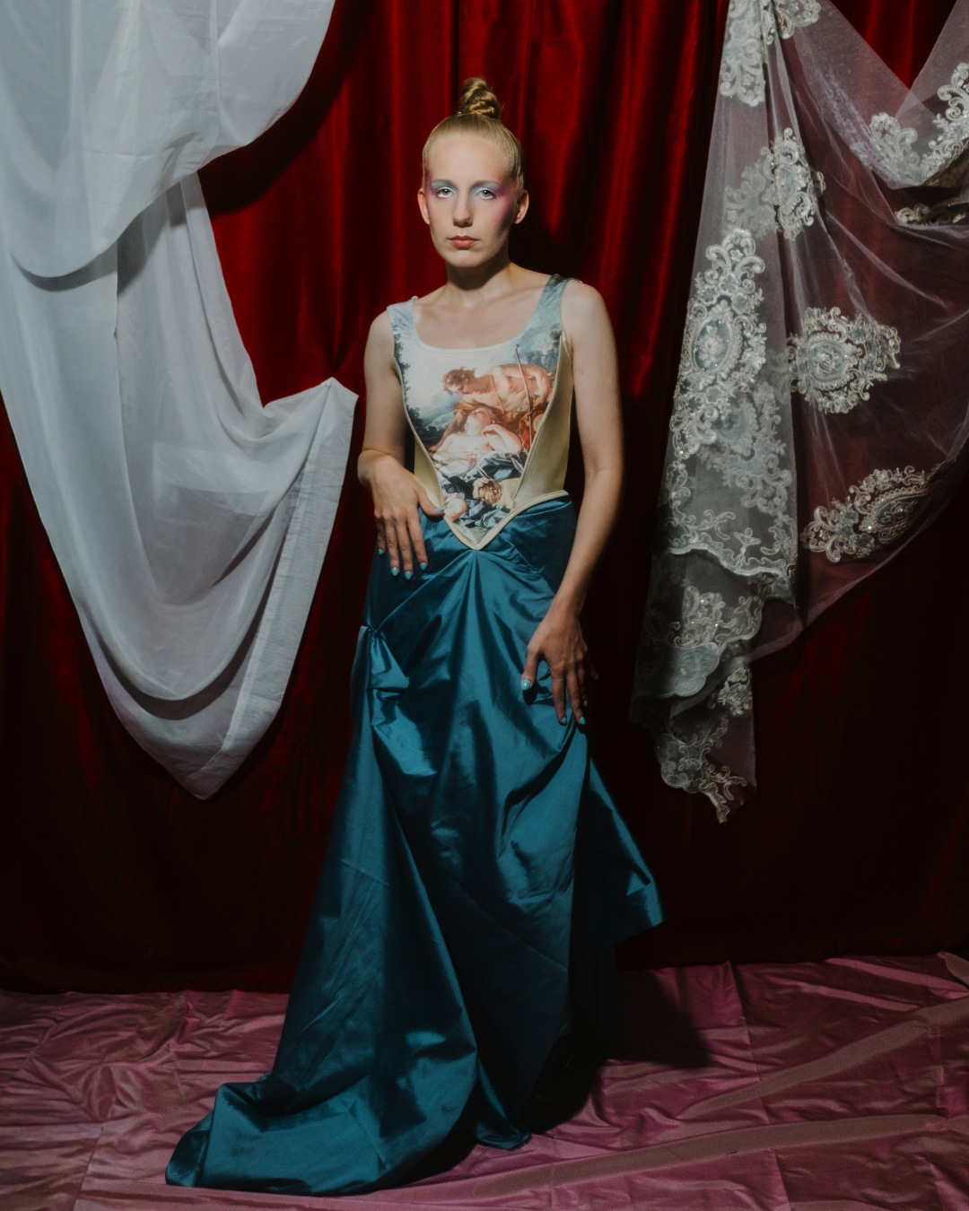 КАК ИЗ-ЗА ОДНОГО РЕФЕРЕНСА С МАКИЯЖЕМ Я СШИЛА ЮБКУ И ПЕРЕСОБРАЛА СВОЕ ФОТОАТЕЛЬЕ ДЛЯ СЪЕМКИ. НУАРНЫЙ ФОТОГРАФ В САНКТ-ПЕТЕРБУРГЕ МИША РЕПИНА