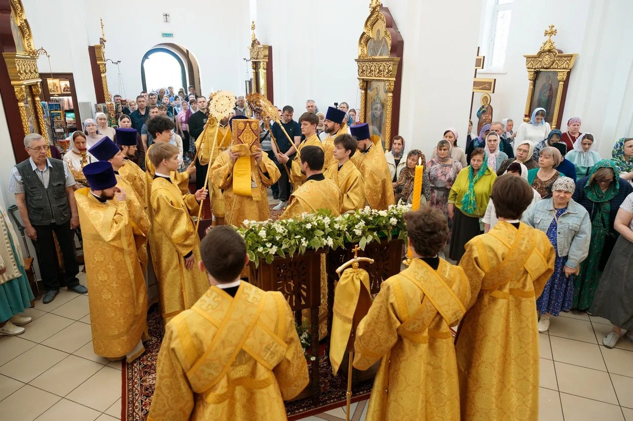 МИТРОПОЛИТ ИГНАТИЙ СОВЕРШИЛ БОЖЕСТВЕННУЮ ЛИТУРГИЮ В ХРАМЕ СВЯТОГО ВЕЛИКОМУЧЕНИКА ГЕОРГИЯ ПОБЕДОНОСЦА. Саратовское Северо-Западное благочиние