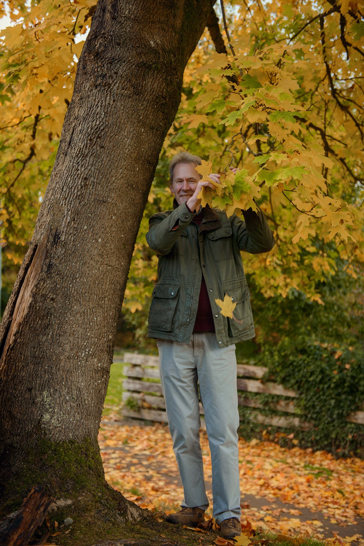 Photo session for a couple in a local autumn Scotland park. Elena Carruthers family photographer in Scotland (Edinburgh, Glasgow)