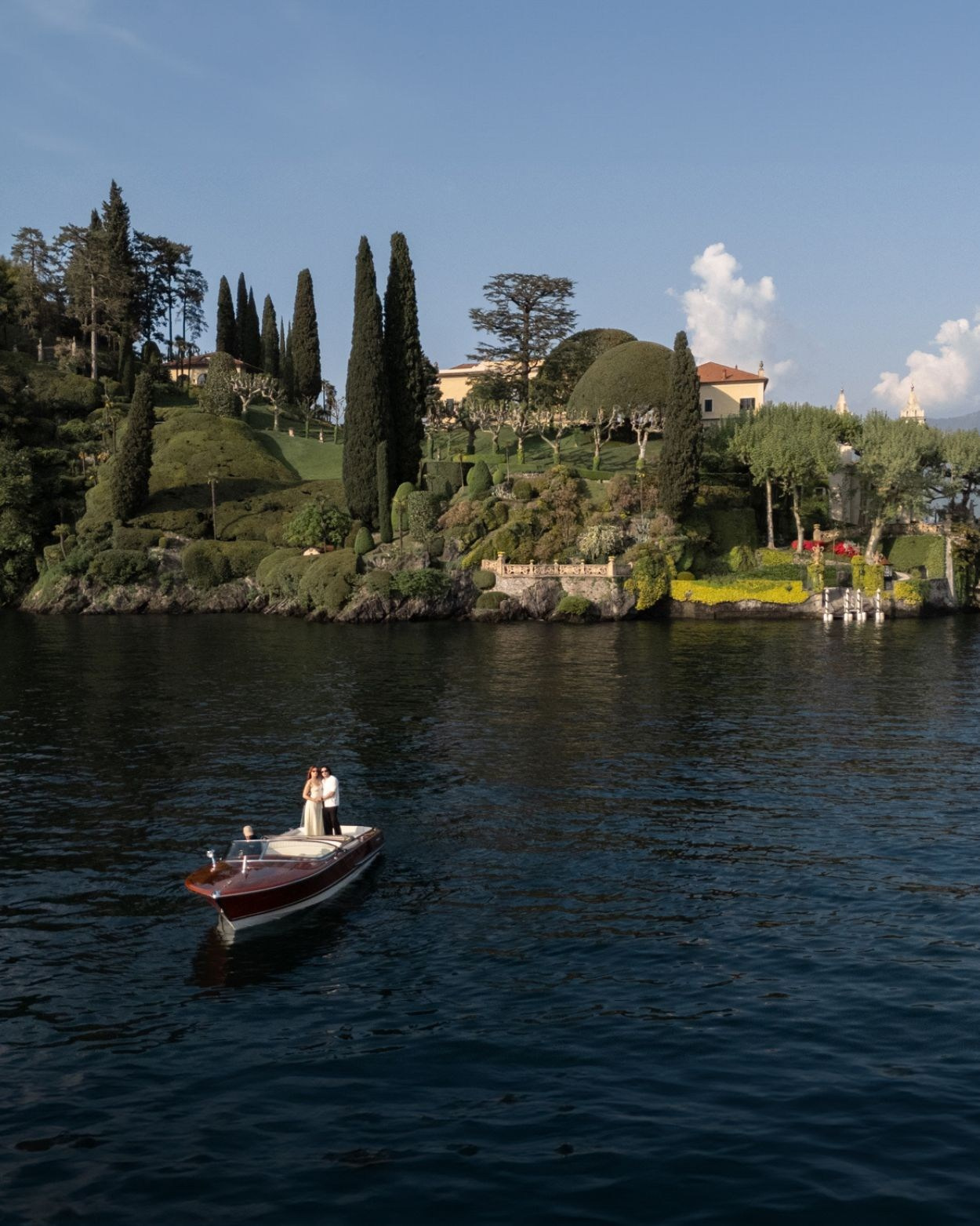 alt="Scenic view of Villa Balbianello with a boat on Lake Como"