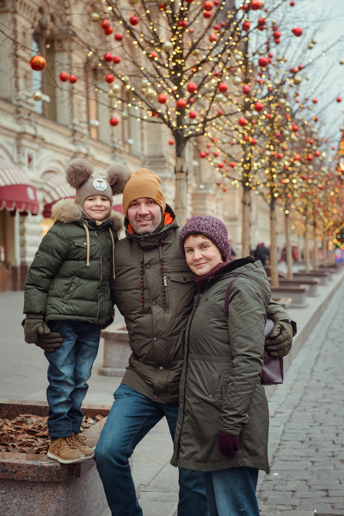 family photo shoot walking in the city. New Year Christmas photoshoot (Photographer in Edinburgh Elena Carruthers)