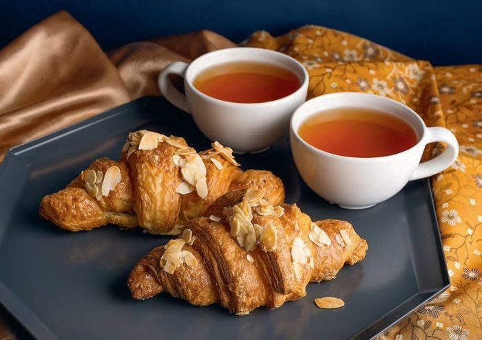 Чай с круассанами на столиках. Кафе-шантан в Доме Шрёдера.