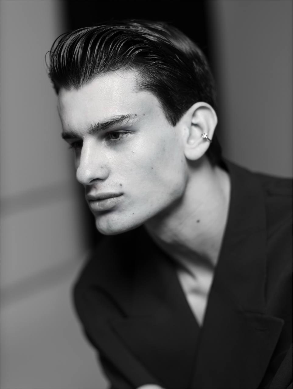 На фотографии модель которая позирует в студии