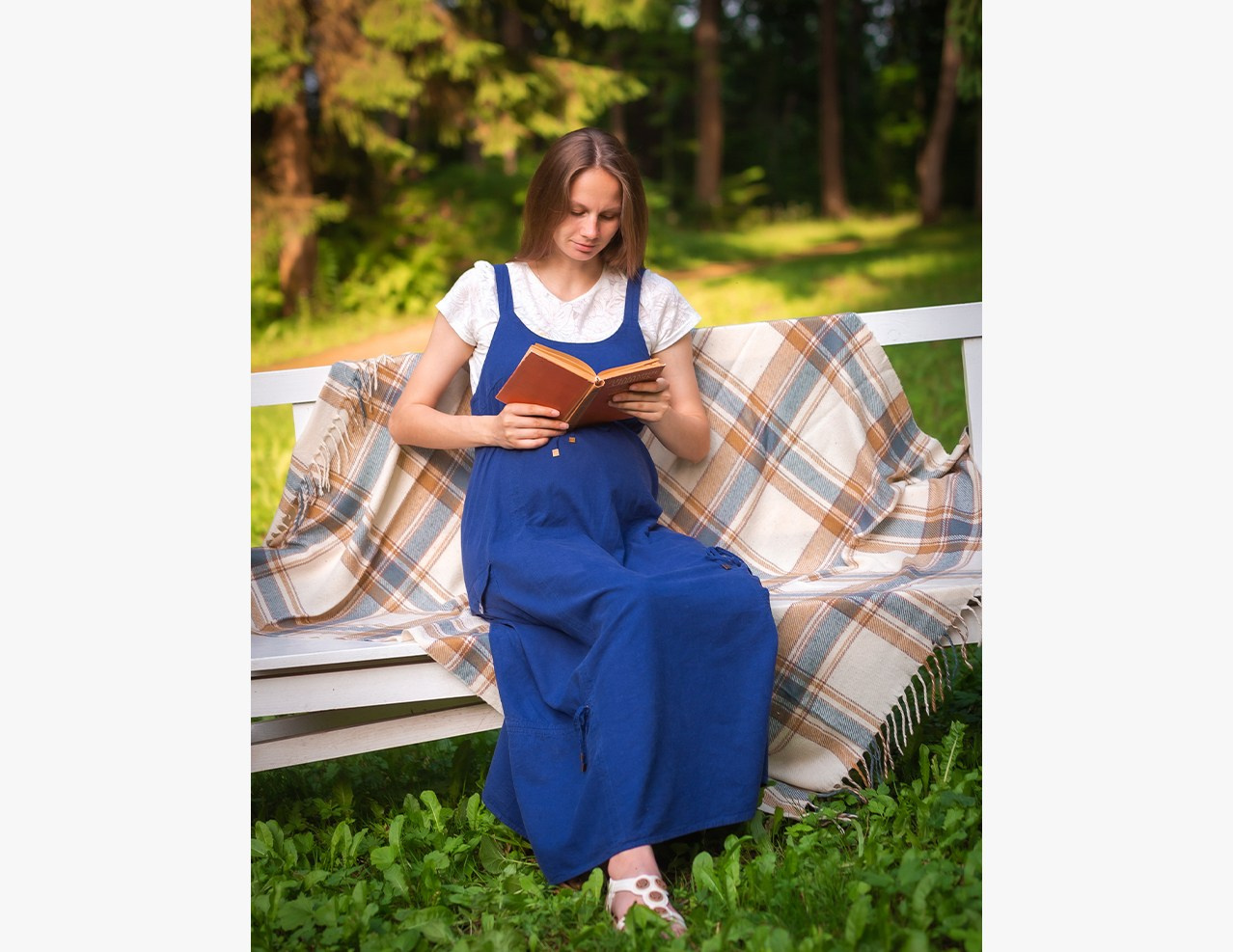 Романтичная фотосессия на природе от фотографа Богатырева Николая Николаевича – стильный портрет девушки с зонтом на железнодорожной платформе. Закажите атмосферную съемку в Мценске, Орле, Черни! Узнайте больше на BOGATYREVPHOTO.RU