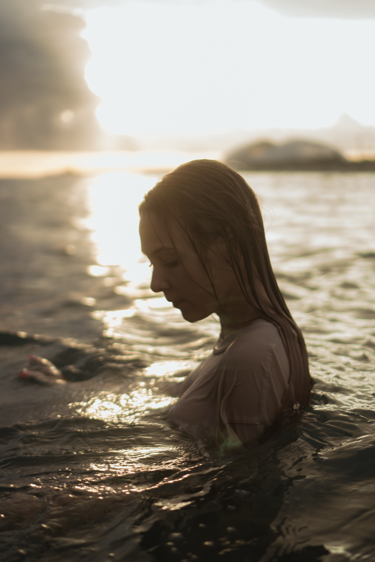 Фотоснимок портретный девушки в море