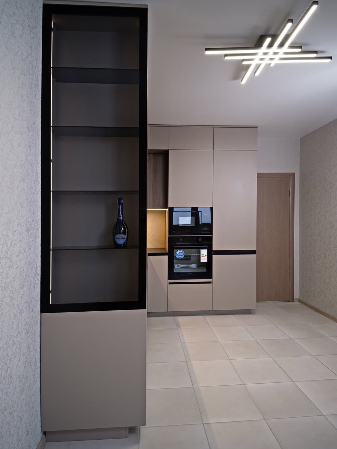 Минималистичная угловая кухня до потолка | OXY Design. Дизайн интерьера, мебели и ландшафта на КМВ | OXY Design