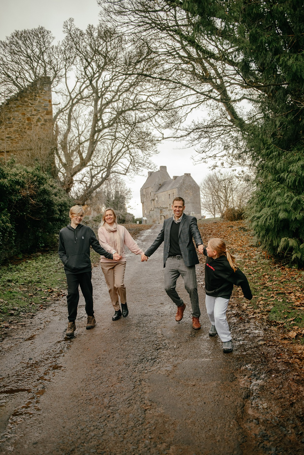 family photo shoot in Scotland, photo shoot at the castle