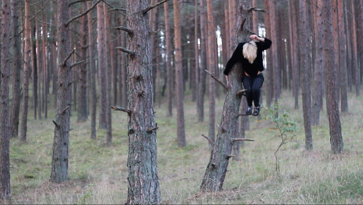 СОСНОВАЯ ВЕШАЛКА. Художественная группа «Нежные Бабы»