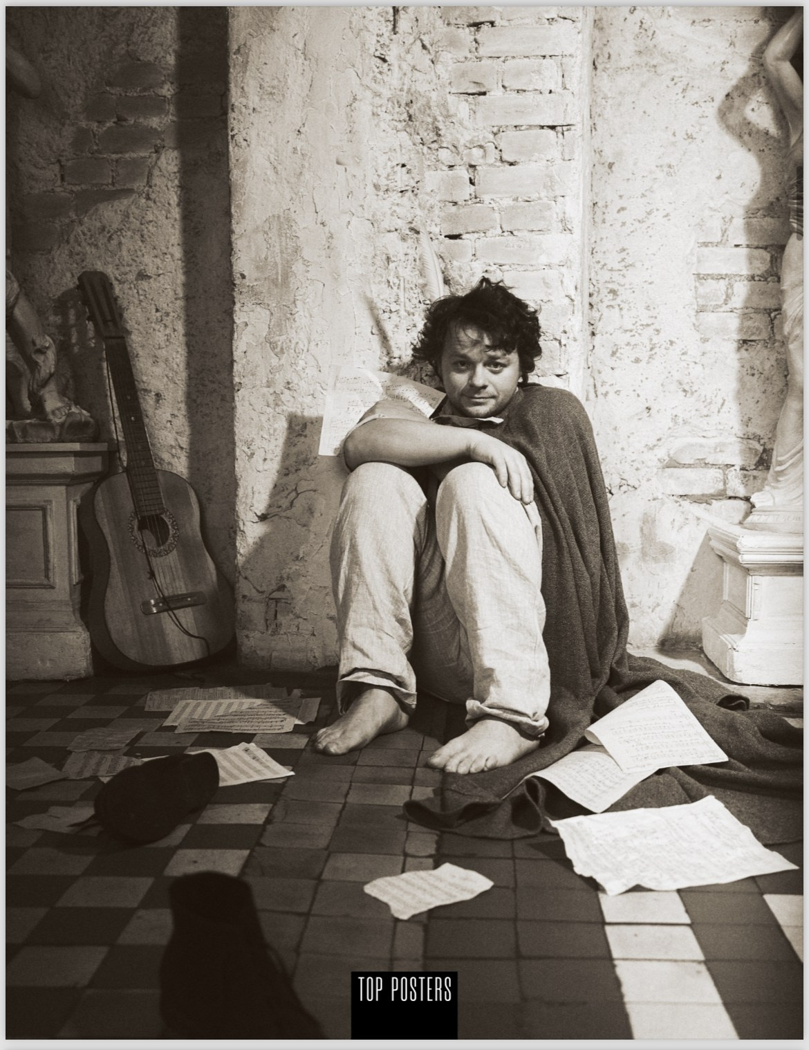 Портрет Сергея Друзьяка в костюме Менестреля, сидящего на полу с разбросанными вокруг нотными листами