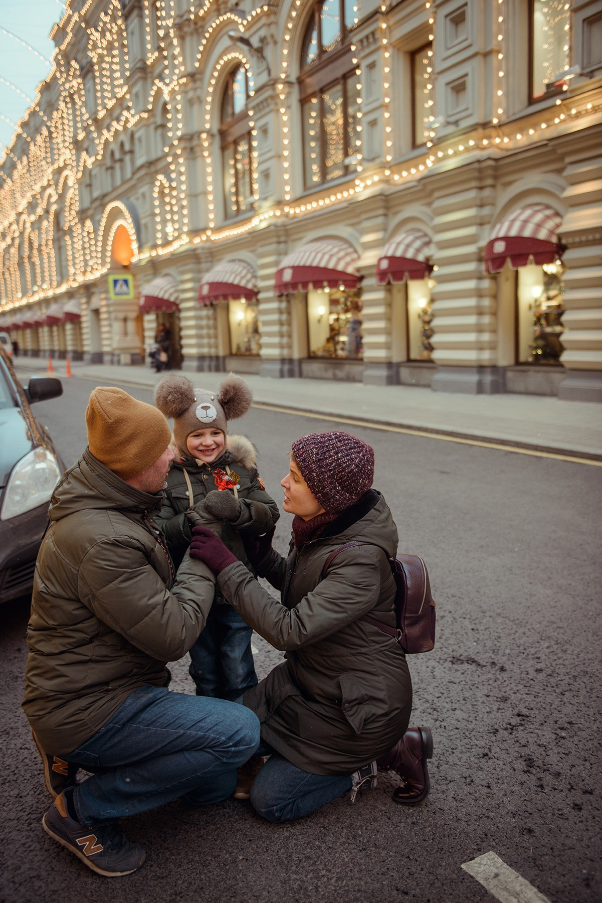 family photo shoot walking in the city. New Year Christmas photoshoot (Photographer in Edinburgh Elena Carruthers)