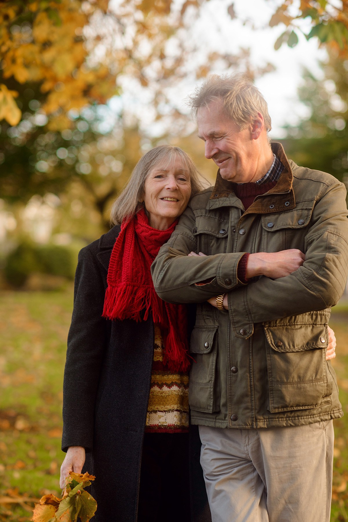 Photo session for a couple in a local autumn Scotland park. Elena Carruthers family photographer in Scotland (Edinburgh, Glasgow)
