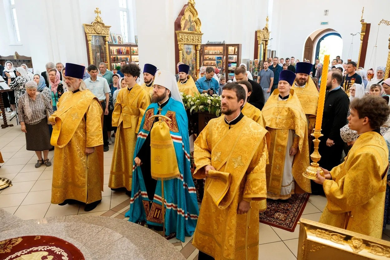 МИТРОПОЛИТ ИГНАТИЙ СОВЕРШИЛ БОЖЕСТВЕННУЮ ЛИТУРГИЮ В ХРАМЕ СВЯТОГО ВЕЛИКОМУЧЕНИКА ГЕОРГИЯ ПОБЕДОНОСЦА. Саратовское Северо-Западное благочиние