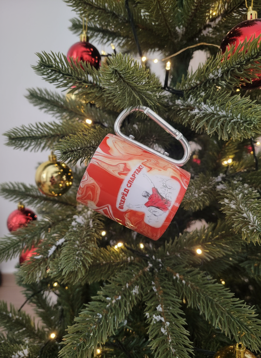 Бот нано банана хорошо работает с сохранение объекта рекламы. В этом промте я попросил его сохранить кружку и поместить ее на новогоднюю елку