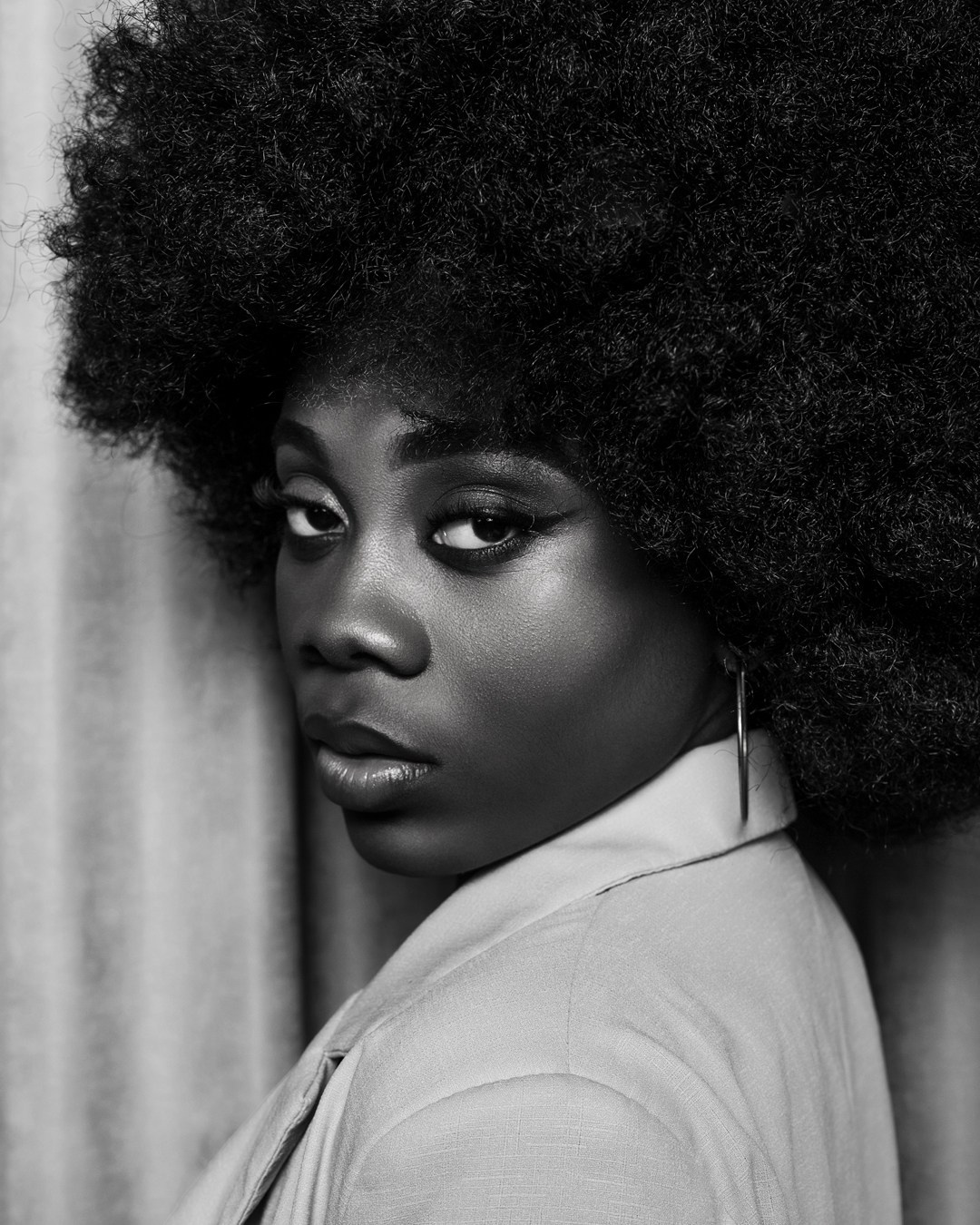 Фэшн с темнокожей моделью в студии