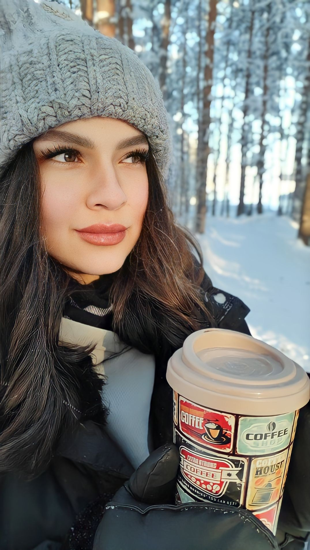 прекрасно выпить теплый кофе на прогулке в лесу зимой