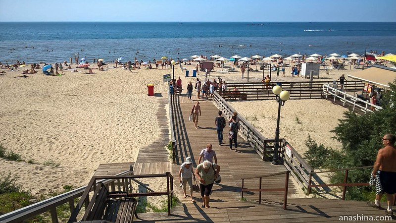 Белоснежный, мягкий песок, на котором хочется гулять босиком, широкая береговая полоса без толчеи людей на янтарном пляже