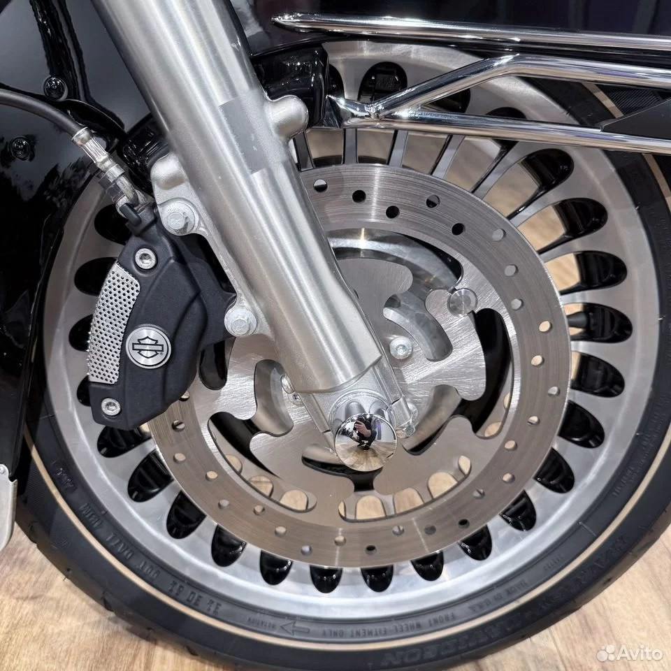 Купить Harley-Davidson 2010 HD Electra Glide (Vivid Black Double Stripe) (Touring) — подробнее на сайте. Hello Davidson, Москва. Только хорошие мотоциклы…