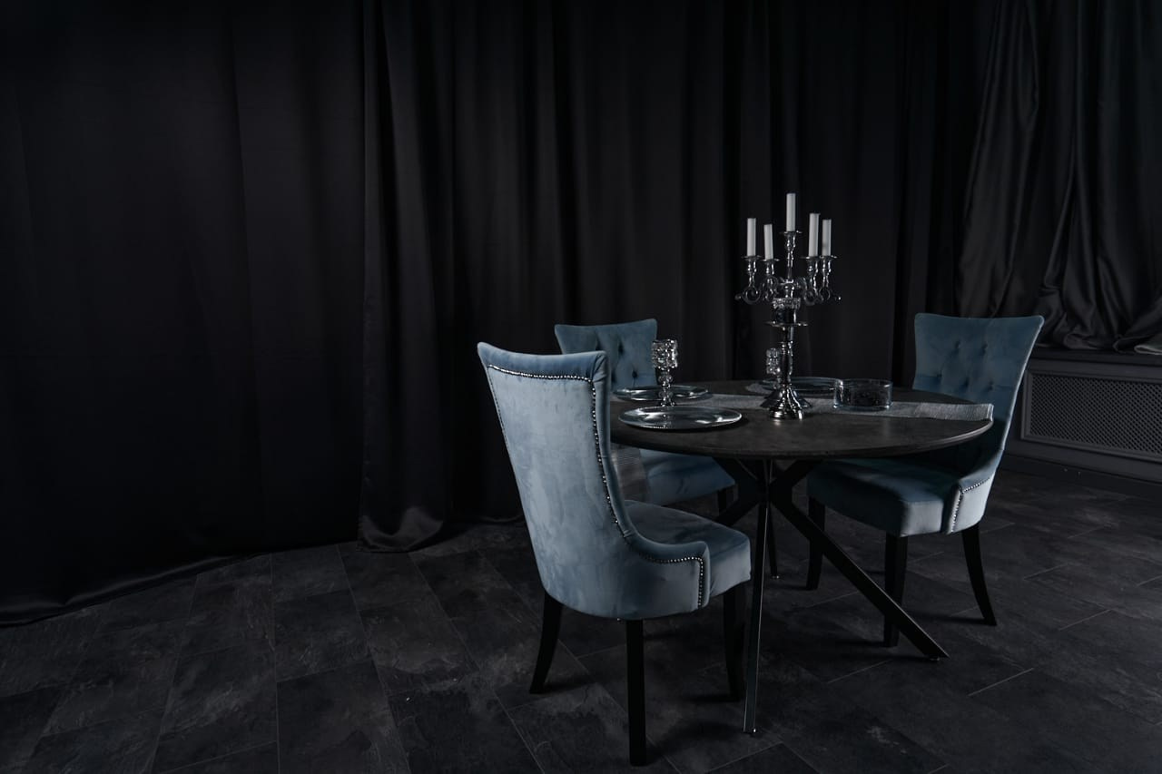 DАRК — зал 60 м² фотостудии в Москве с большими окнами, серыми стенами, потолком и полом, подходит для съемки с естественным светом. ВИЗУАЛИЗАТОР БРЕНДА: ФОТОГРАФ | ИМИДЖМЕЙКЕР| СТИЛИСТ МОСКВА