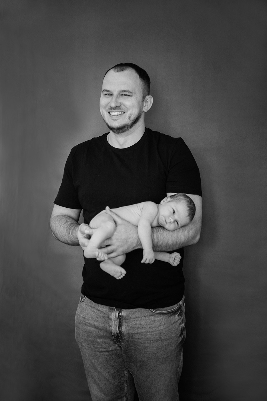 A family photo shoot at home, a family with a newborn baby. Photographer Elena Carruthers, Scotland