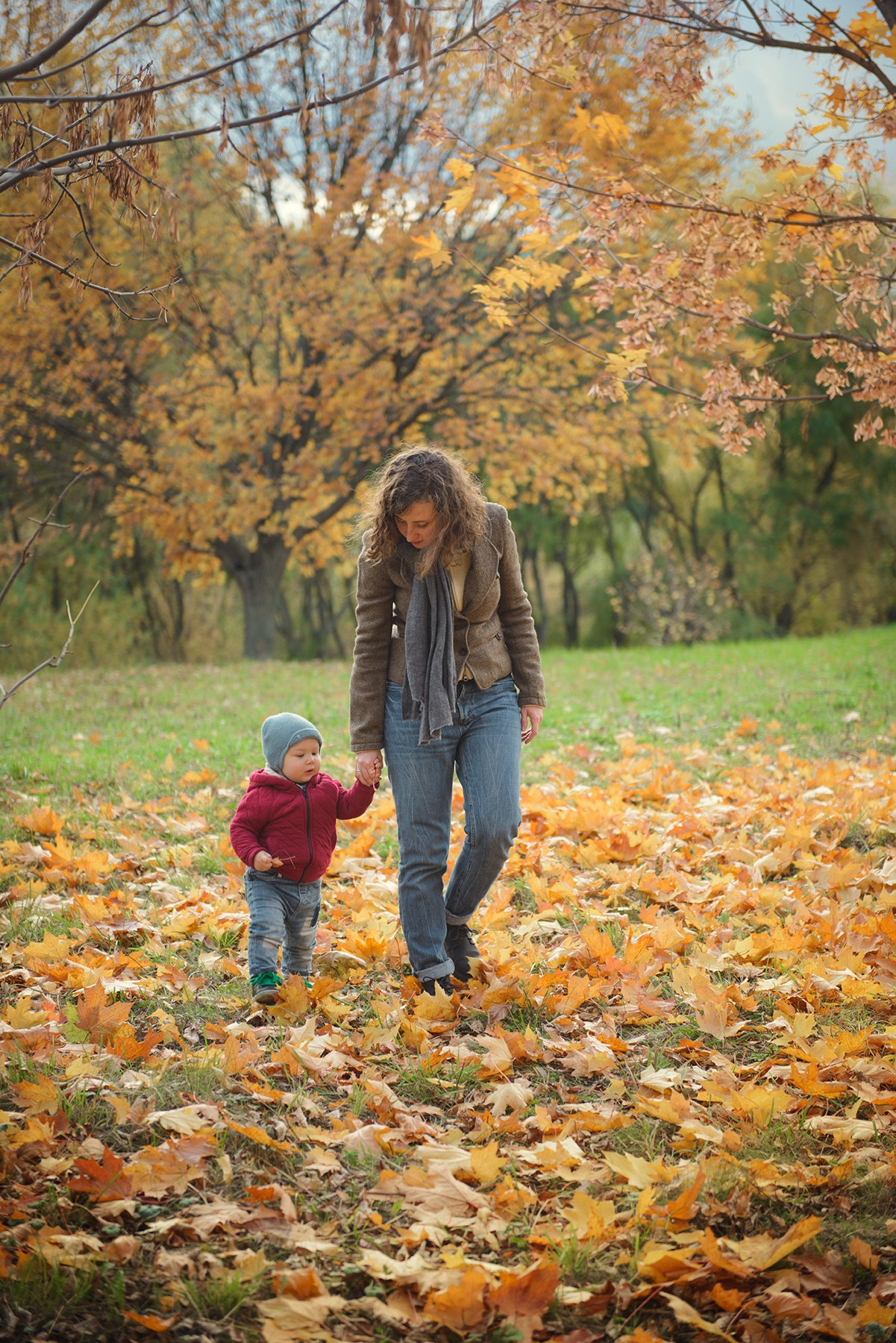 Photo shoot of a mom with baby in autumn. Photos with yellow leaves