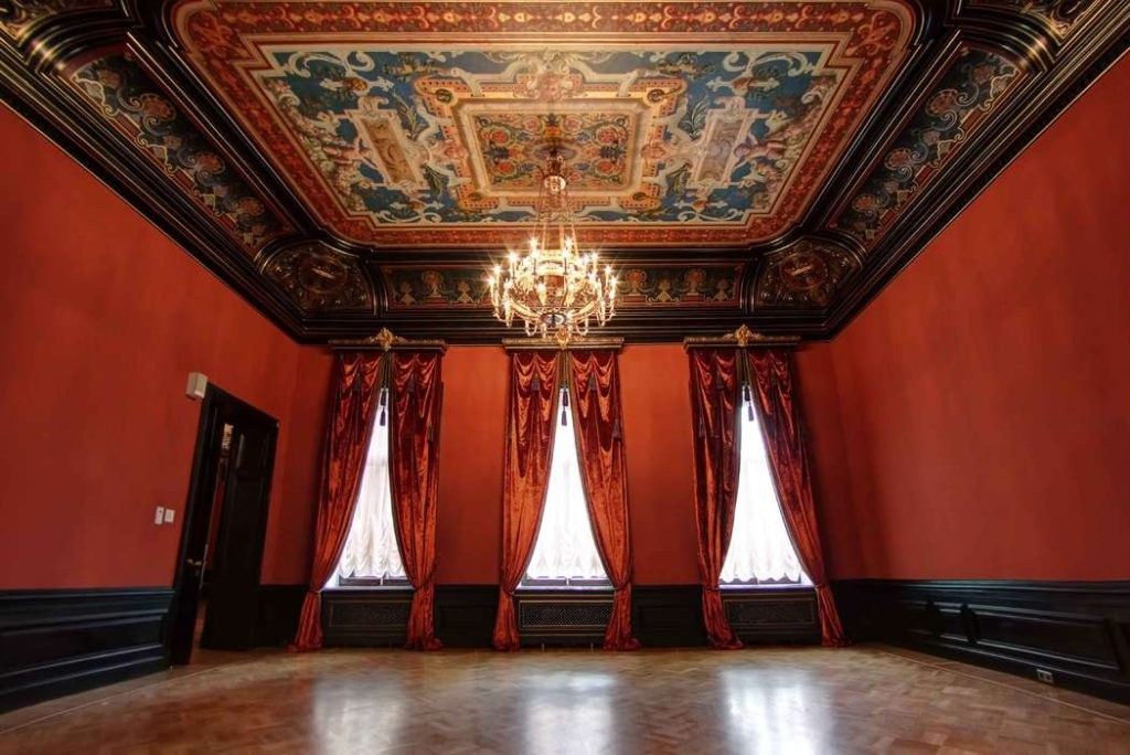 Локации в Питере под крышей