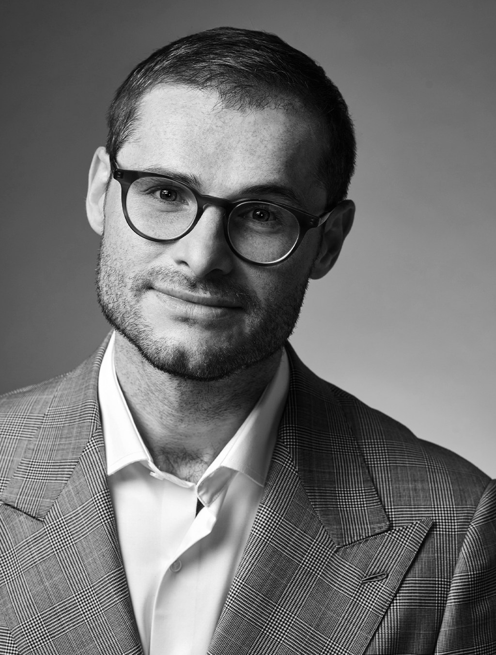 Контрастный чёрно-белый портрет мужчины крупным планом