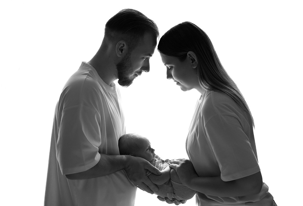 фотосессия новорожденного с родителями, портреты с родителями