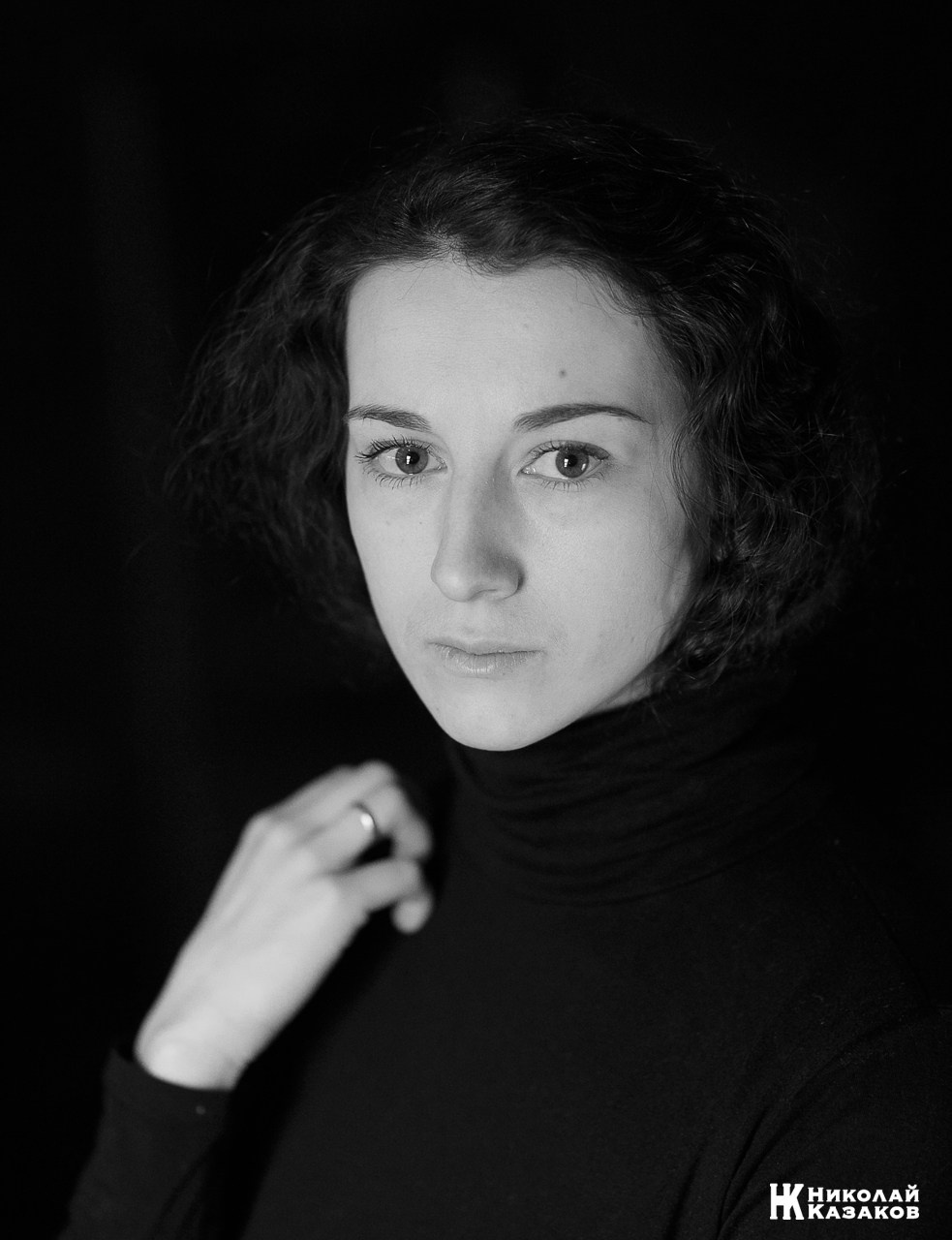Черно-белый психологический портрет молодой женщины во время фотосессии для актерского портфолио.