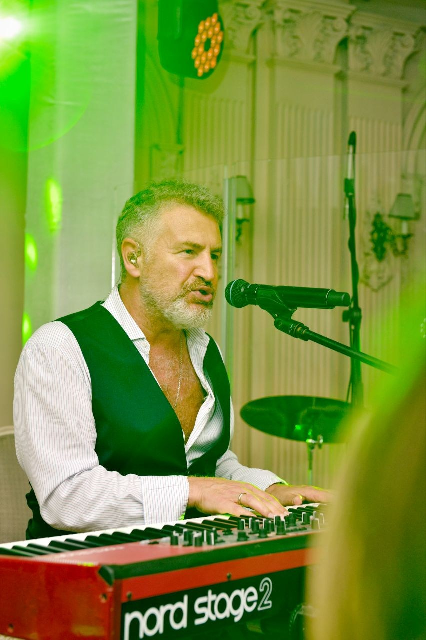 Ведущий + диджей + 1 из 8 моих услуг в подарок!