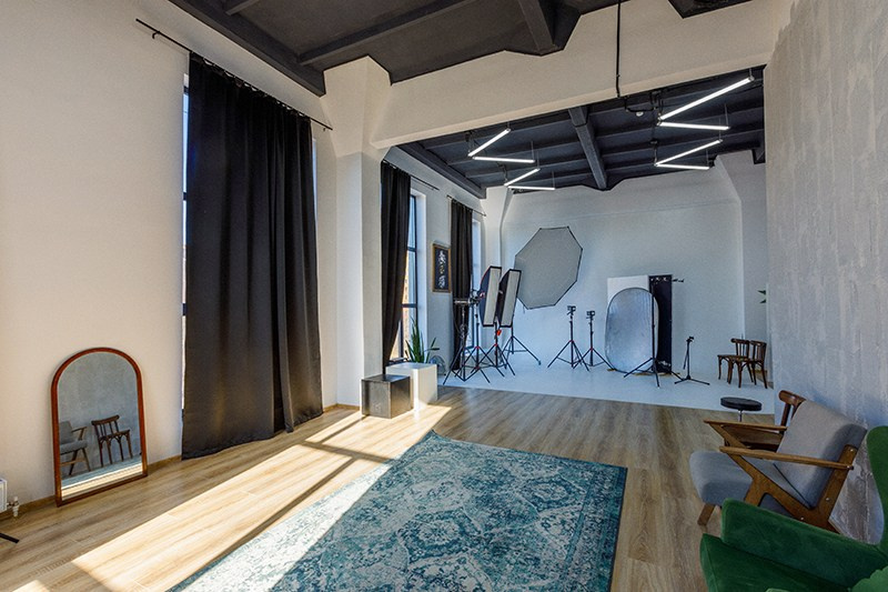 просторная фотостудия Oкла с циклорамой и оборудованием для съёмок и проведения мероприятий