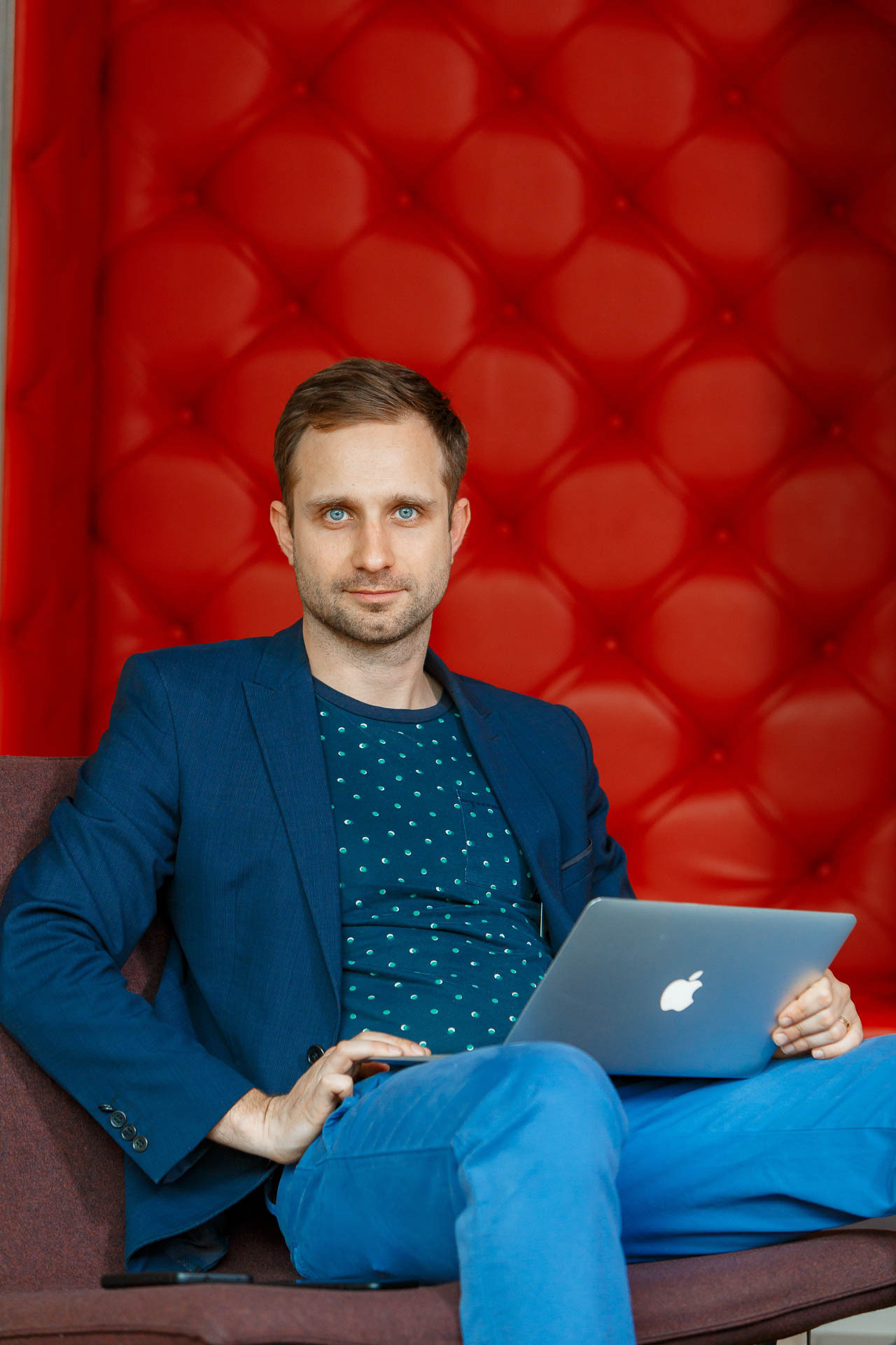 деловой портрет в красивой студии в Студии