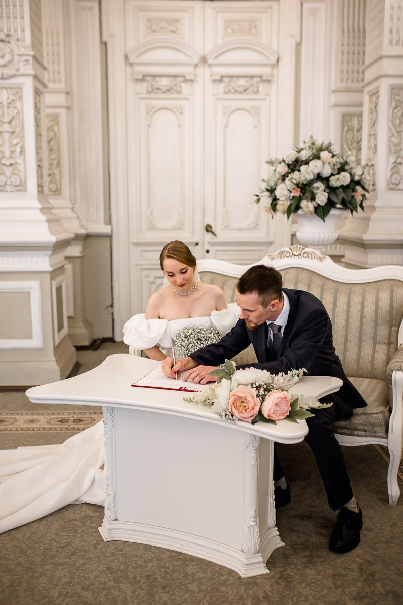 жених и невеста в ЗАГСе